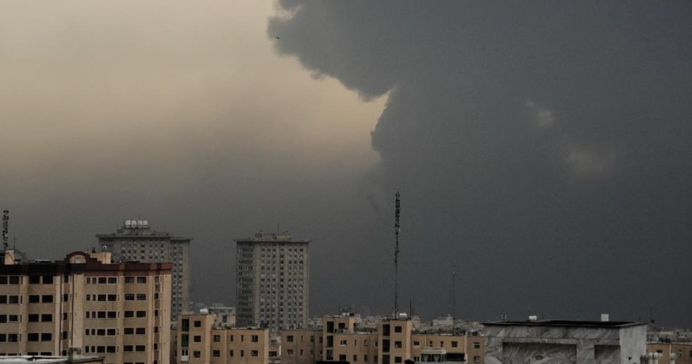 Απόκοσμα πλάνα από την Τεχεράνη μετά τους βομβαρδισμούς στις πετρελαϊκές εγκαταστάσεις